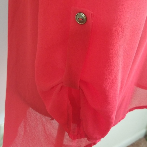Sheer Red Top Button -Tap sleeves High low size L - Picture 7 of 8